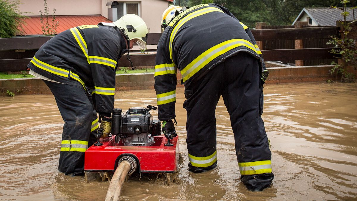 Průtrž mračen zaměstnala hasiče na severu Moravy a ve Slezsku